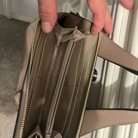 Michael Kors beige purse with zip around wallet - Picture 7 of 7